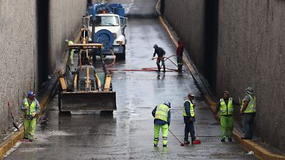 Rescatan vehículos y limpian paso deprimido en Toluca tras lluvia torrencial