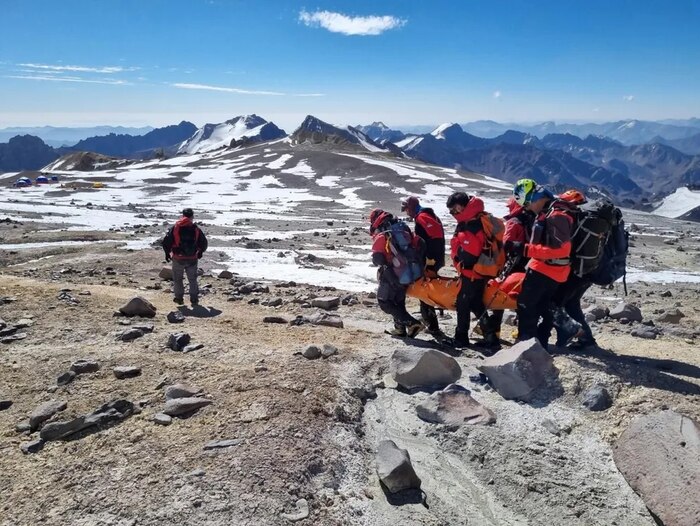 Rescatistas de Aconcagua realizan maniobra de emergencia a 4,200 metros para asistir a guía afectado por descompensación