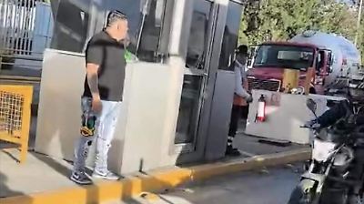 Residentes de La Laguna Chiconautla protestan en la caseta de Las Américas para exigir mejoras en infraestructura