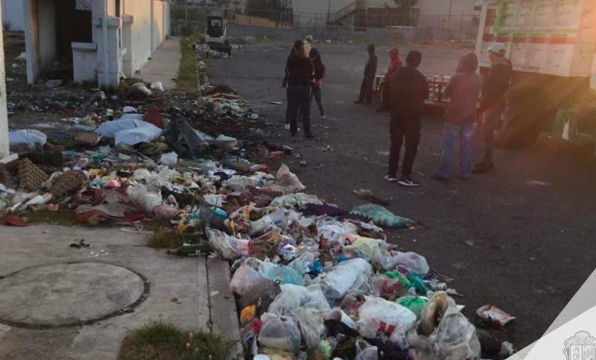 Residentes de Tecámac exigen acción por acumulación de basura en plaza Power Center