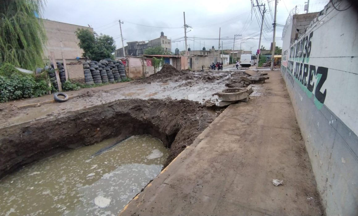 Residentes exigen reparación urgente de socavón en escuela de Chimalhuacán y denuncian incumplimiento de promesas municipales