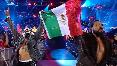 Rey Fénix deslumbra en WWE SmackDown y casi conquista el Campeonato de Parejas