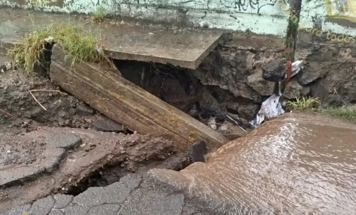 Riesgo en Valle de Chalco: Socavón amenaza la seguridad en primaria Rubén Jaramillo