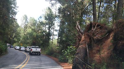Riesgo en la carretera Toluca-Tejupilco por desprendimientos y obstáculos tras las lluvias