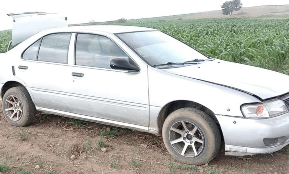 Roban automóvil en estacionamiento de la Terminal de Toluca, empleados y vecinos buscan pistas