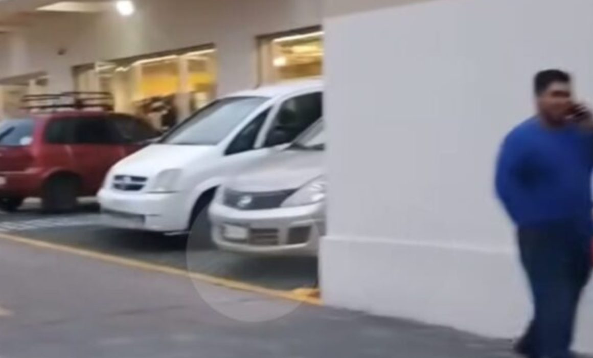 Roban camioneta a familia en pleno centro de Chalco sin vigilancia