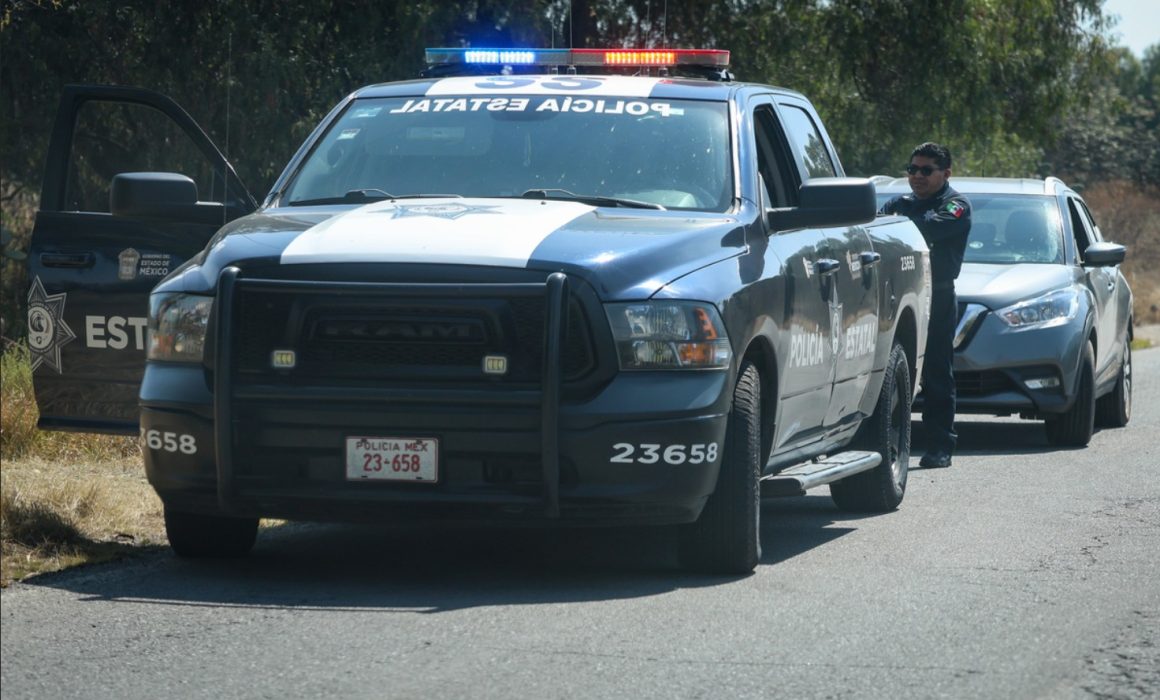 Roban en minutos una camioneta en la madrugada frente a bar en Metepec