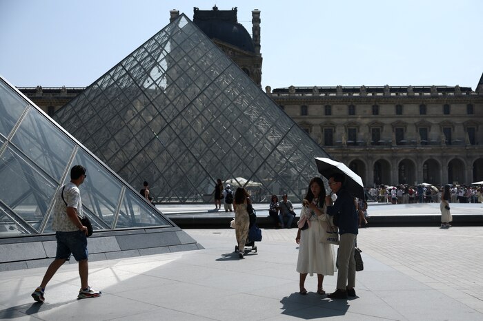 Robo en el Louvre de París obliga a cierre total del museo este domingo