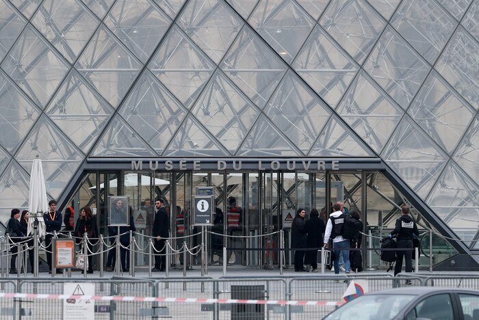 Robo millonario en el Louvre: turistas evacuados tras la atraco en la Galería de Apolo