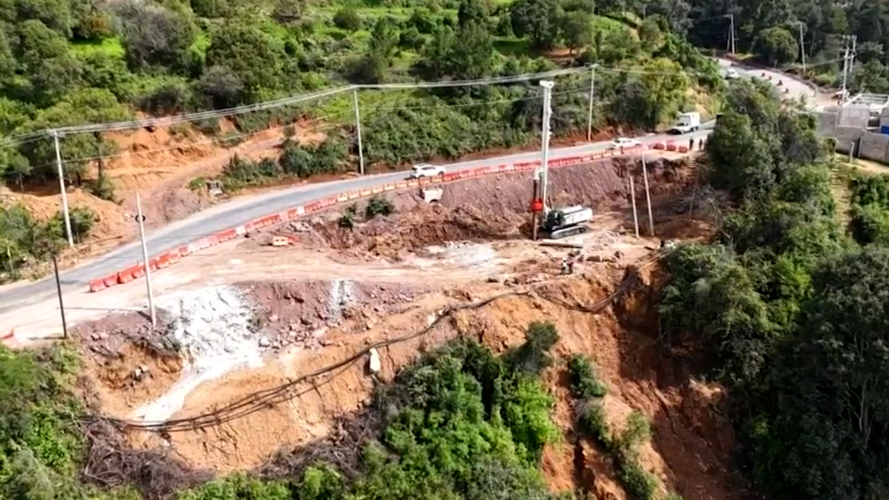 SICT interviene en reparación de la carretera Toluca-Taxco tras socavón causado por colapso en drenaje