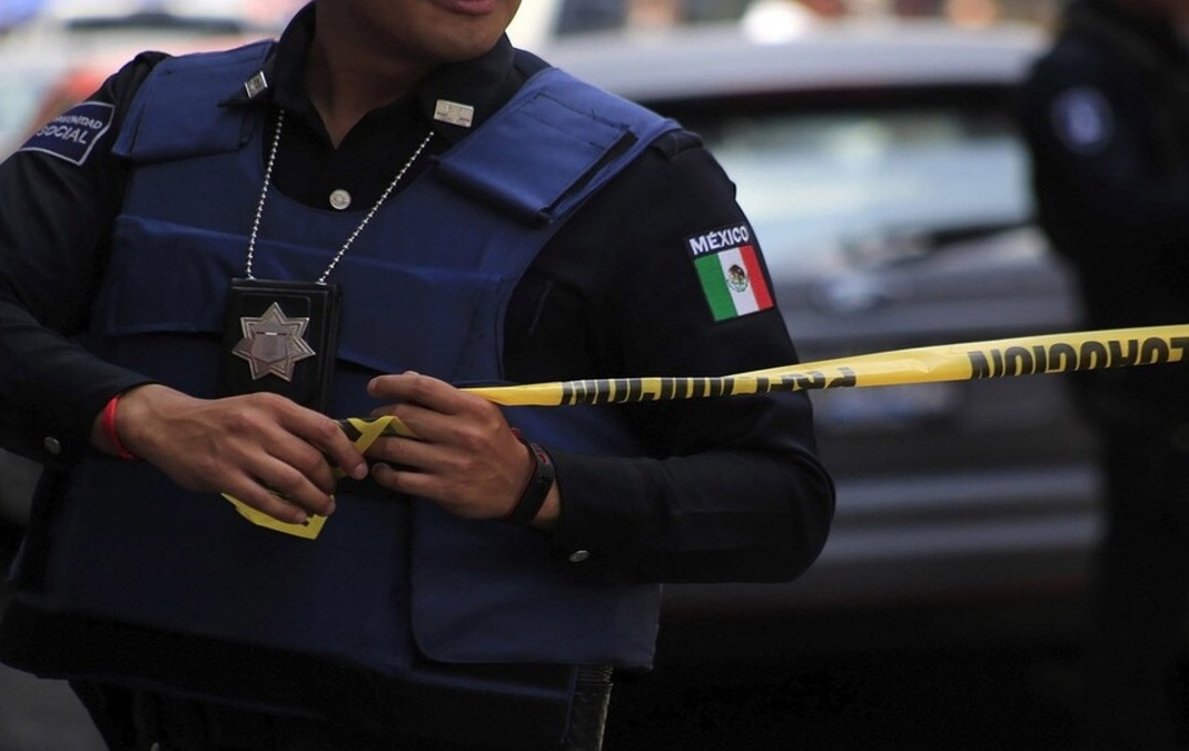 ¿Sabías que cruzar por un carril confinado casi costó la vida a un joven en Tultitlán? La trágica historia frente a la Santa Muerte