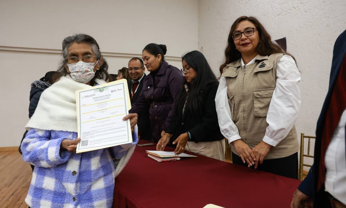 ¿Sabías que en Chimalhuacán celebran a quienes transforman su vida a través de la educación? Descubre cómo lo logran