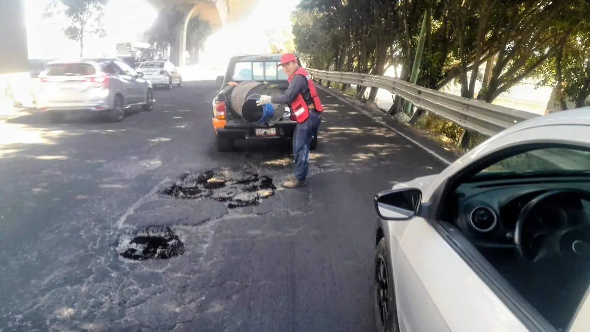 ¿Sabías que los vecinos de La Quebrada están reparando los baches de la México–Querétaro en Cuautitlán Izcalli? Descubre cómo ellos mismos están transformando su calle