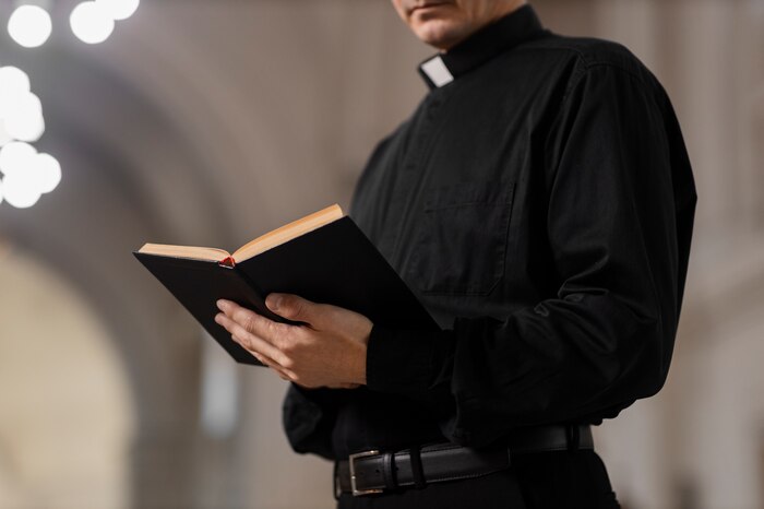 Sacerdote revela que gana menos de un sueldo mínimo y vive en sencillez con gratitud