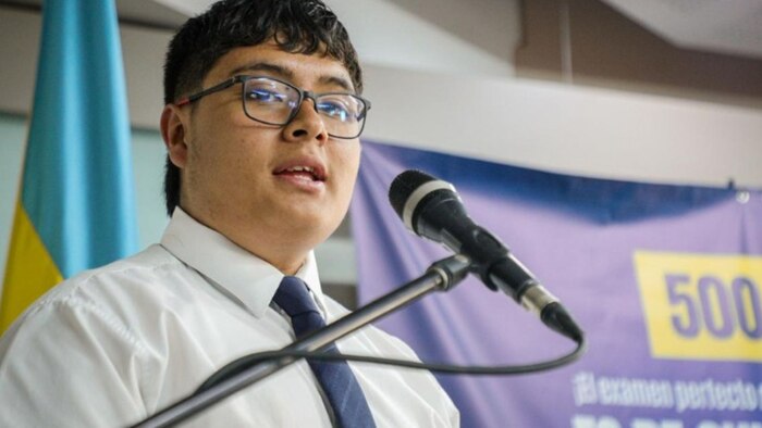 Samuel Huertas alcanza puntaje perfecto en Icfes con métodos de estudio innovadores y recibe beca del 100%