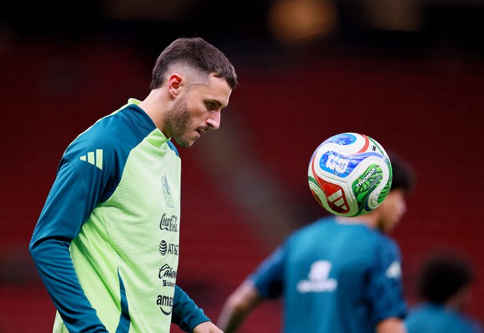 Santiago Giménez se ausentará de la Fecha FIFA de noviembre por lesión en el tobillo