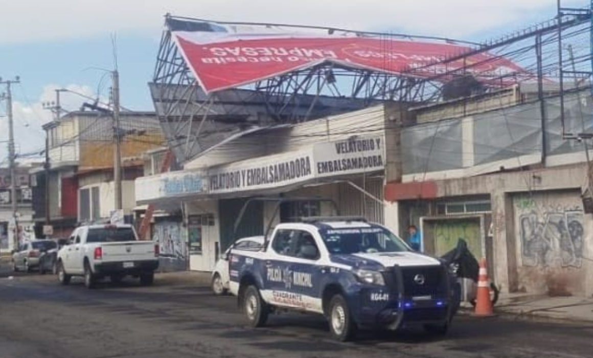 Se desploma espectacular en avenida Central, Ecatepec; no hay lesionados