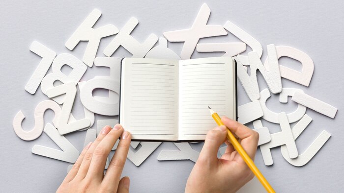 ¿Se escribe 'boca a boca' o 'boca a oreja'? La RAE aclara la polémica sobre el correcto uso