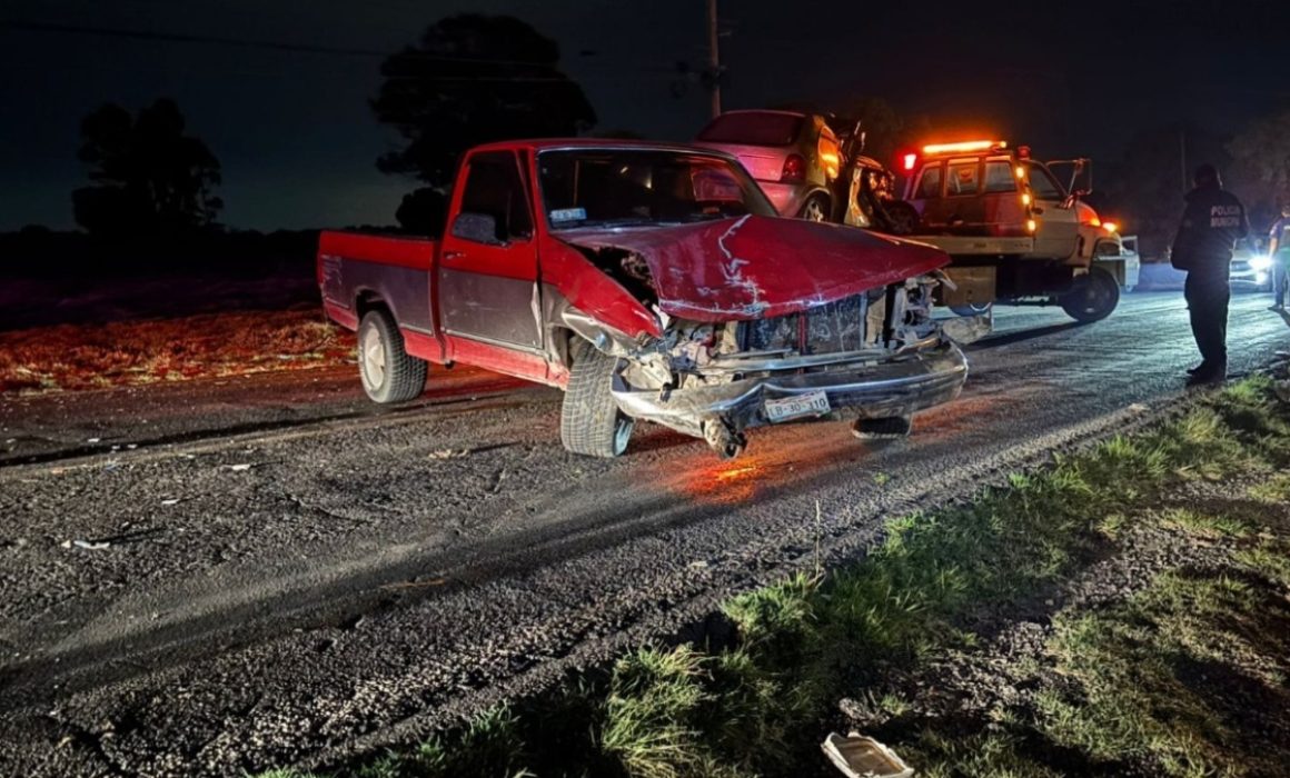 Se impacta camioneta y auto en Hueypoxtla; hay heridos