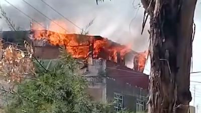 Se incendia un departamento construido en el tercer nivel de una casa en Tultitlán