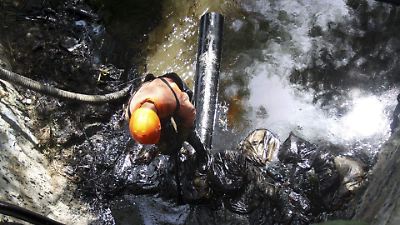 Semar y autoridades trabajan intensamente para contener derrame de hidrocarburos en Río Pantepec, Veracruz