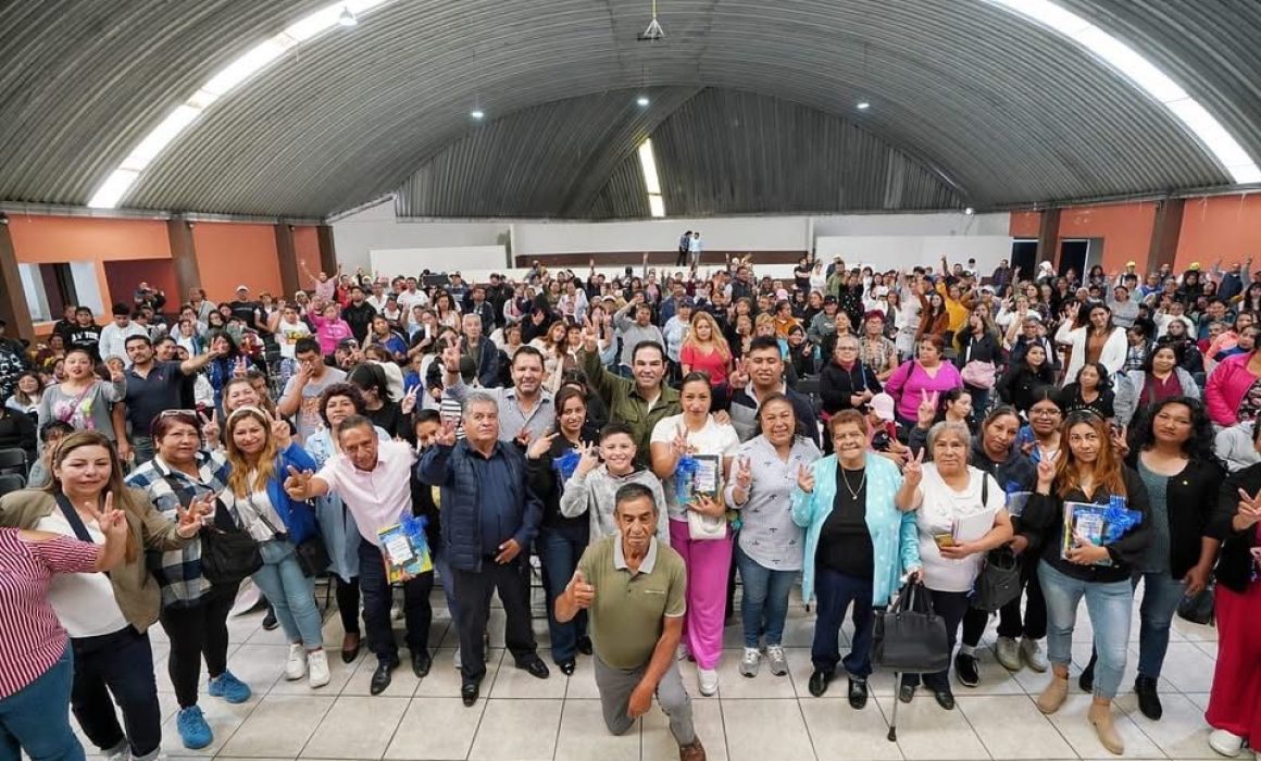 Senador Enrique Vargas del Villar entrega kits escolares para aliviar gastos a familias de Huixquilucan