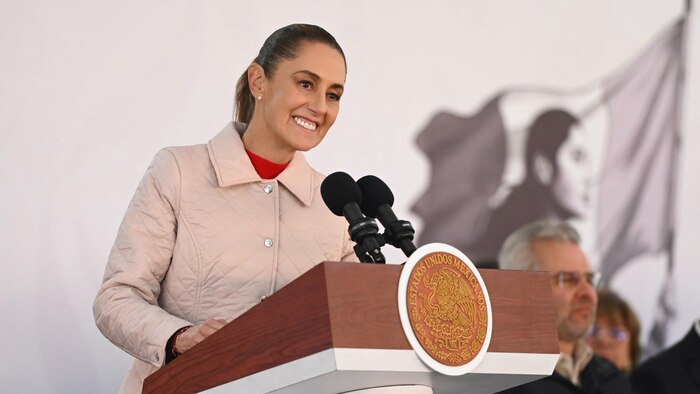 Sheinbaum defiende a Hugo Aguilar tras polémica por asistentes que limpiaron sus zapatos y pide humildad a funcionarios