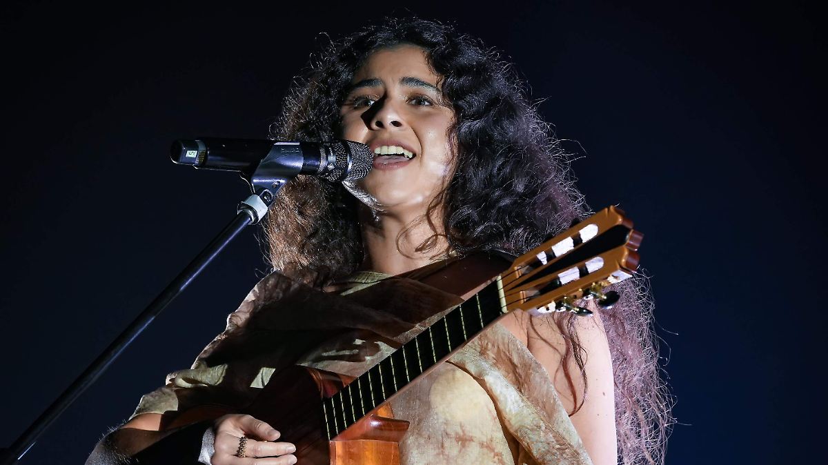 Silvana Estrada conquista el Teatro Metropólitan con su emotiva gira 'Vendrán suaves lluvias'