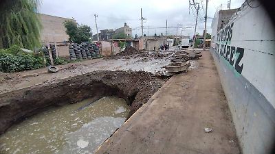 Socavón en Chimalhuacán impide el regreso a clases de más de 600 alumnos