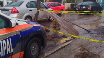 Socavón en Cuautitlán Izcalli pone en riesgo vial y provoca accidente en avenida Lago de Guadalupe