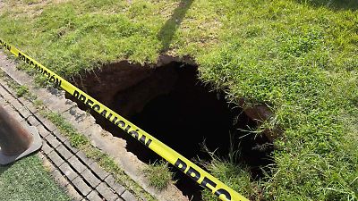 Socavón en cancha de fútbol en Sultepec alarma a autoridades y comunidad