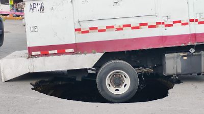 Socavones en Ecatepec y Cuautitlán Izcalli generan caos vial y denuncian negligencia