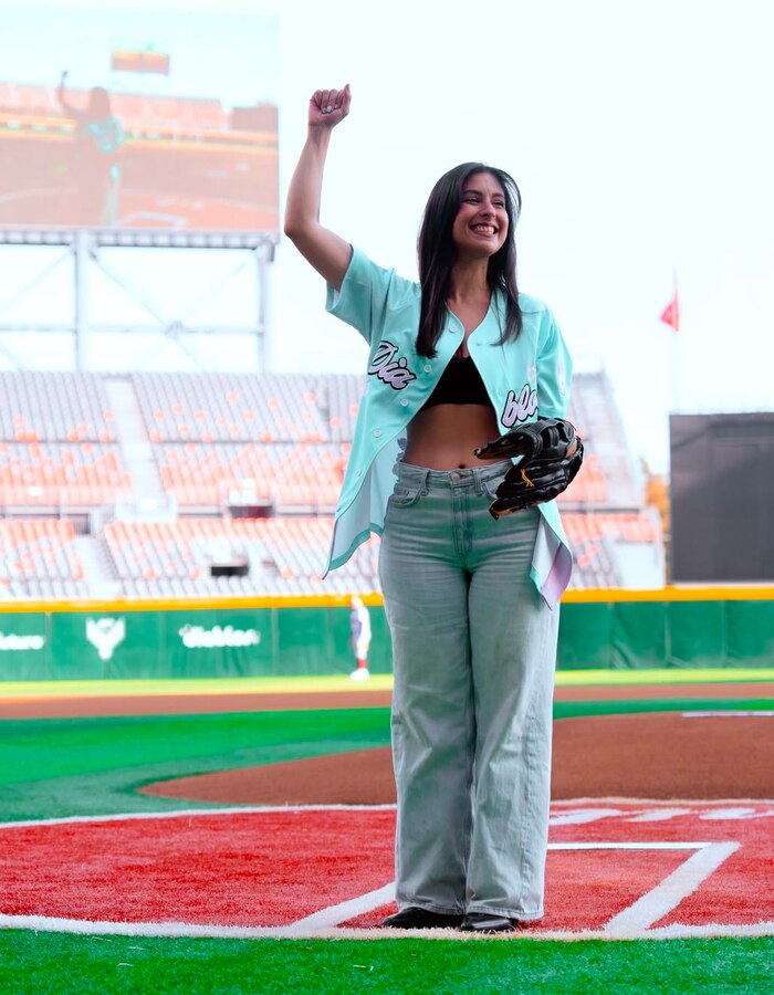 Sofi Saar participa como invitada en el segundo juego de la serie entre Diablos Femenil y Águila de Veracruz en el Alfredo Harp Helú