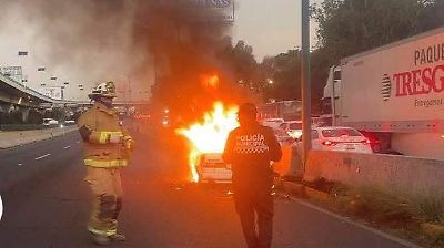 Sofocan incendio de vehículo en Periférico Norte