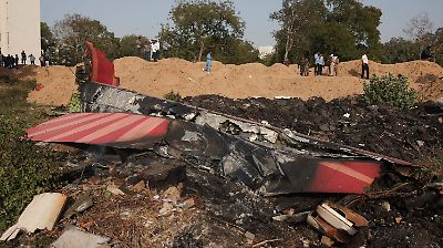 Solo un sobreviviente camina tras el fallido accidente aéreo en Ahmedabad; las víctimas continúan siendo identificadas