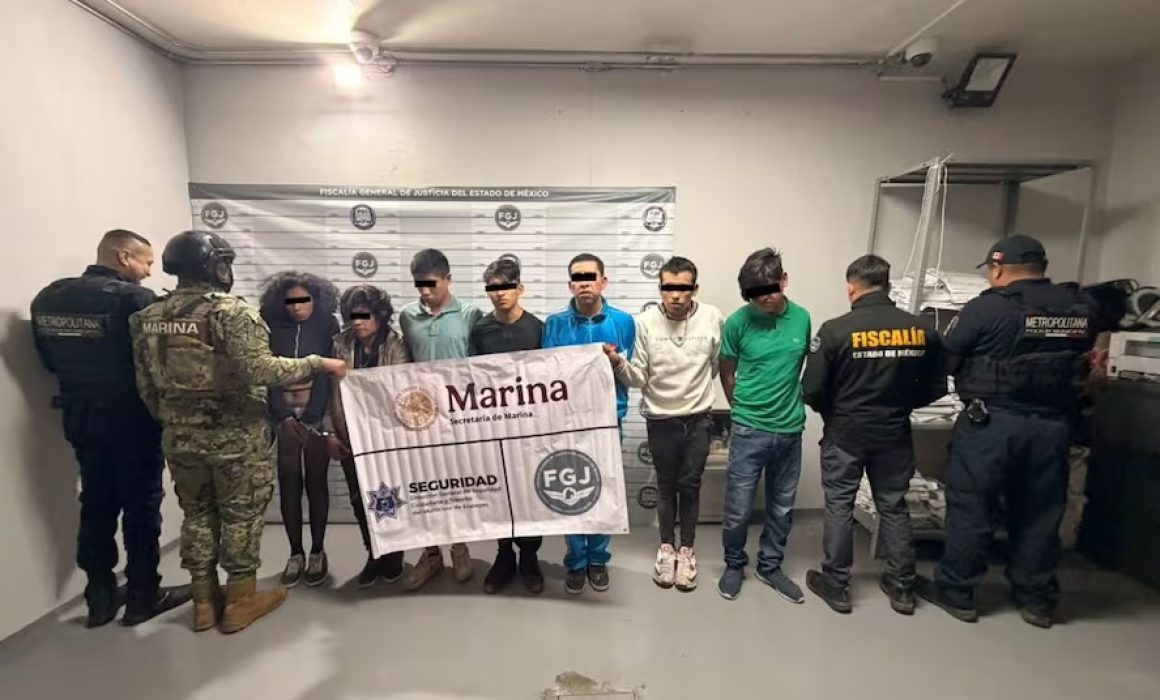 ¡Sorprendente operativo en Ecatepec! Capturan a 7 con armas largas, droga y misteriosas sustancias cristalinas