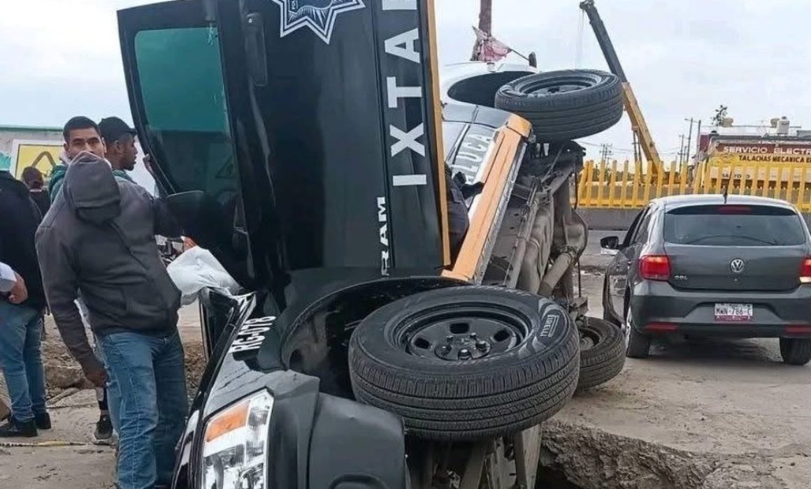 ¡Sospechoso socavón en plena autopista México-Puebla pone en peligro a todos! ¿Qué hay detrás de la caída de la patrulla?