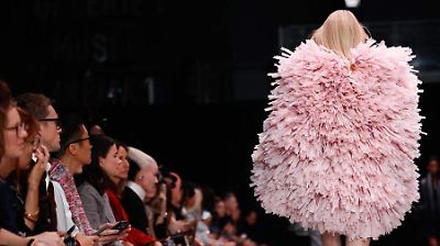 Stella McCartney presenta césped sintético como alternativa ética a las plumas en París