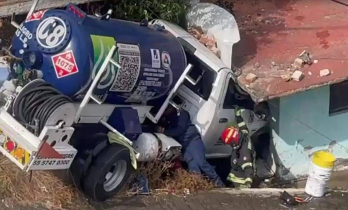 ¡Sustos en Naucalpan! Una pipa de gas impacta una vivienda en San Juan Totoltepec
