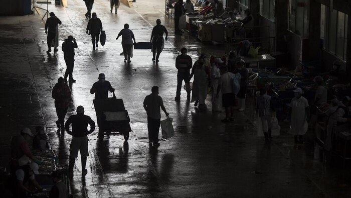 Tasa de desempleo en Reino Unido alcanza 5.2%, máximo desde 2021