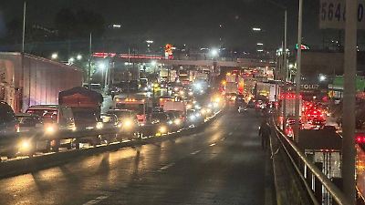 Taxistas bloquean Boulevard Tultitlán para denunciar extorsiones de funcionaria municipal