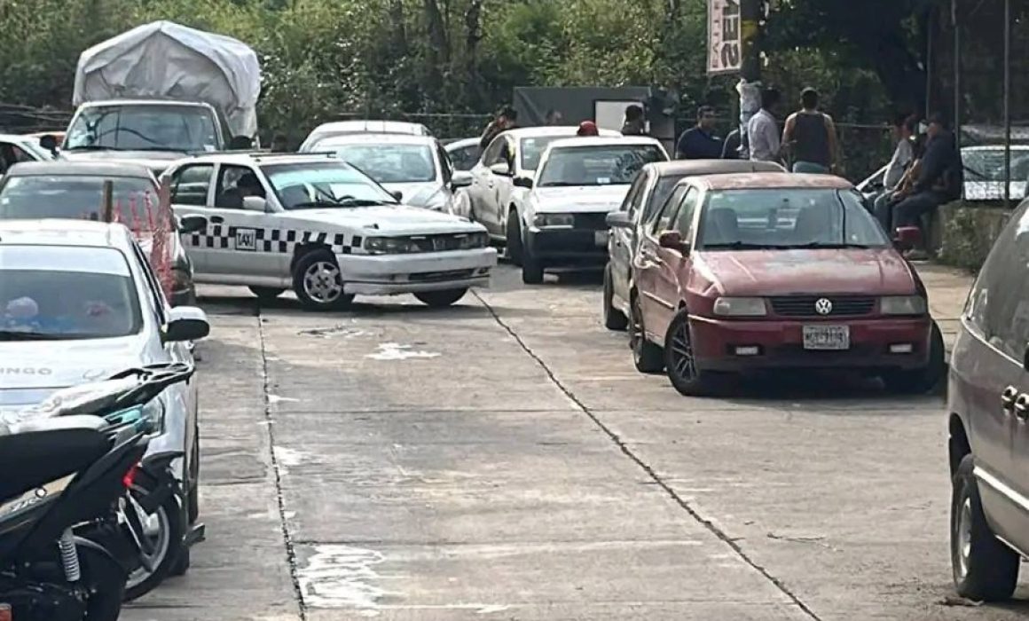 Taxistas bloquean accesos en Tenancingo tras detención de compañero y generan caos vial