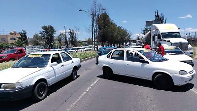 Taxistas bloquean avenida Central en Nezahualcóyotl tras supuesto desalojo del sitio SECOMM