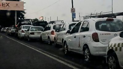 Taxistas de Metepec detienen a tres extorsionadores tras dos años de amenazas