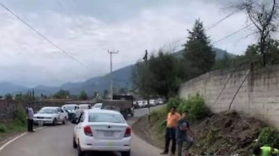 Taxistas de Tenancingo rehabilitan tramo carretero con recursos propios