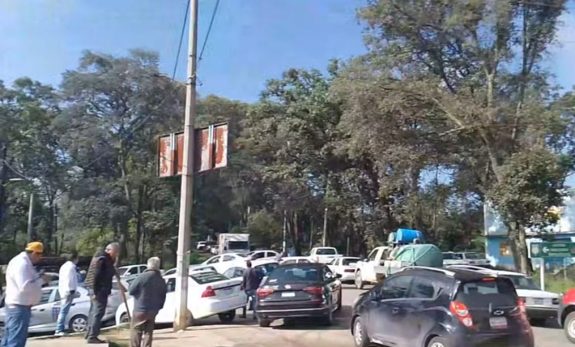 Taxistas de Villa del Carbón cierran calles en protesta por seguridad y vialidades; exigen diálogo con el ayuntamiento