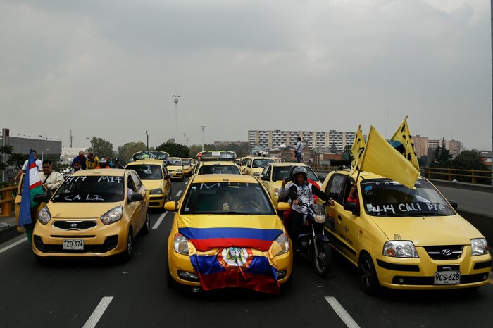 Taxistas protestan en Bogotá, afectando la movilidad cerca del Aeropuerto El Dorado