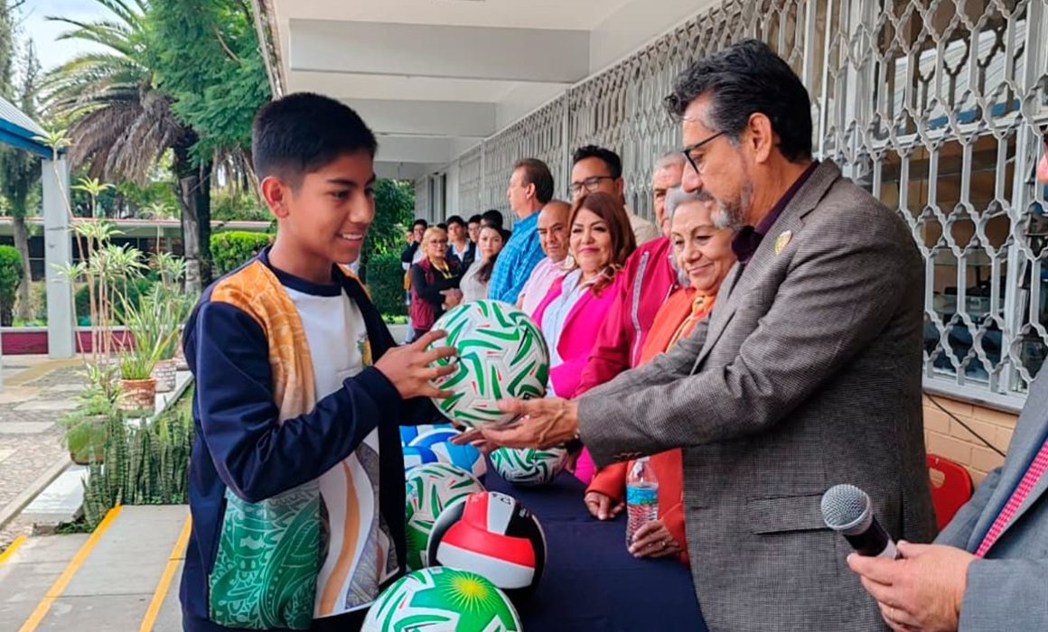 Teoloyucan impulsa el deporte en secundaria con entrega de balones para fortalecer valores y convivencia