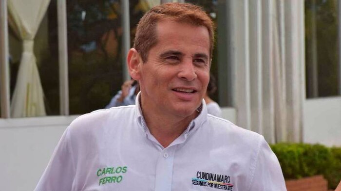 Testigos y movimientos bancarios complican al exsenador Carlos Ferro por presunta extorsión a empleado de su UTL, revela la Corte Suprema