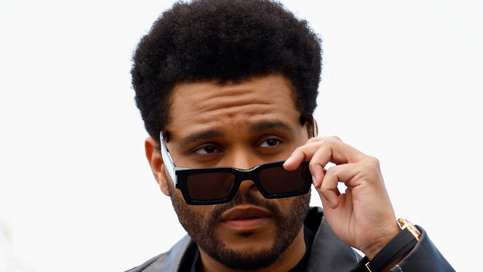 The Weeknd impone su estilo distintivo entre la tradición y la vanguardia en cada aparición pública